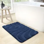 tapis de bain bleu avec texture anti glisse