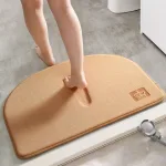 tapis demi lune coloré pour salle de bain