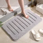 tapis gris confortable pour salle de bain